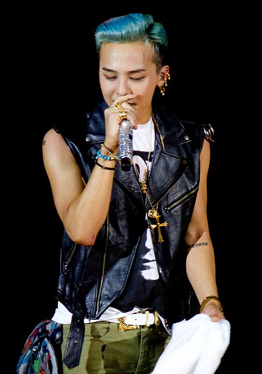 G-Dragon posing during a 2012 event.