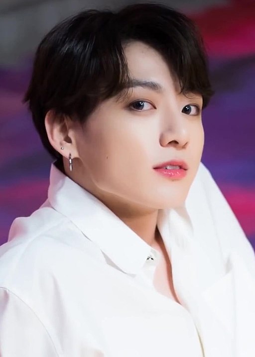 Jungkook of BTS smiling during the 'Boy With Luv' MV behind-the-scenes shooting.