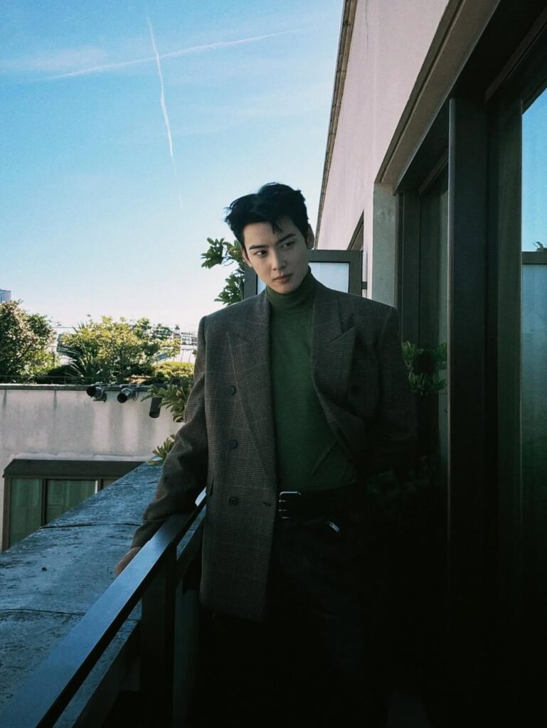 Cha Eun-woo sits in a royal setting, styled for his 2025 fanmeeting ‘THE ROYAL’.