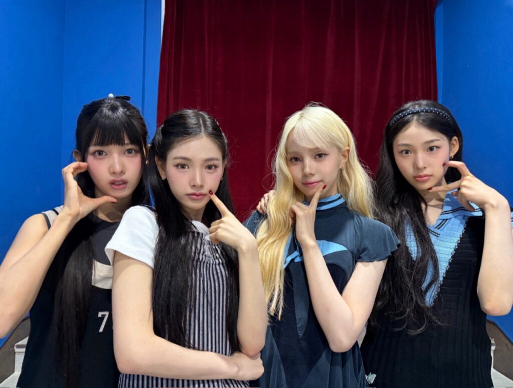 Baby DONT Cry members posing cutely during the 0705 F Girl signing event.